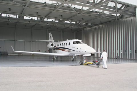 Vorführeffekt von Grob 180A „spn-Jet“: Luftzerleger im Tiefflug