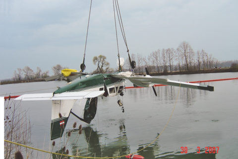 Bruchlandung im Zweimot: Piper PA 34-200 Seneca II  kommt von der Bahn ab