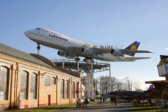 Auf hohen Stützen lädt die Boeing 747 die Besucher des Technik MUSEUM SPEYER zu einem Besuch im Inneren ein.