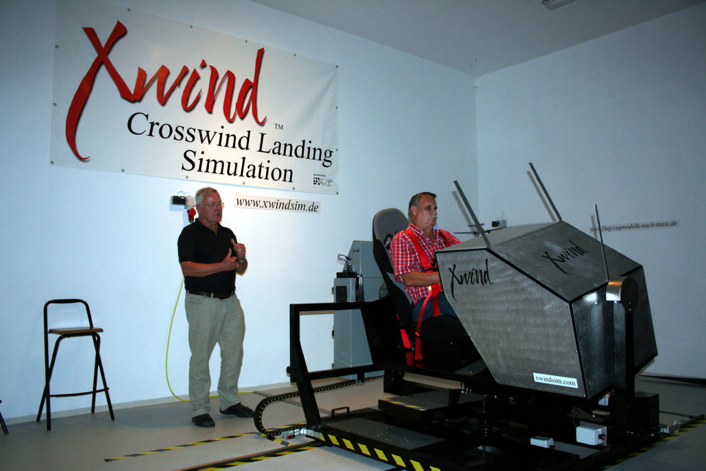 Alles geregelt: Der Instruktor (links: Klaus-Dieter Bäumer) kann dem Simulator-Piloten und Seminarteilnehmer Günter Metzdorf verschiedene Windverhältnisse bieten, auf die dieser dann reagieren muss