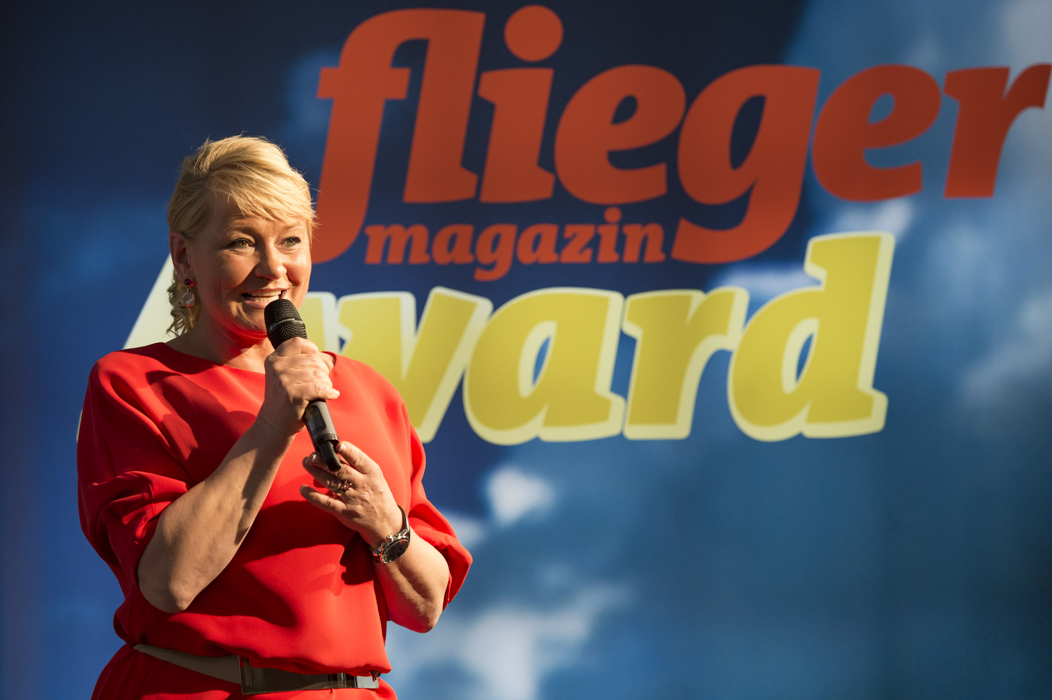 Stilvoll: Verlegerin Alexandra Jahr begrüßt die geladenen Gäste zum ersten fliegermagazin Award in Friedrichshafen