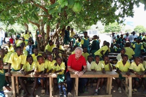 Reiner Meutsch mit Kindern der Schule in Lulamba