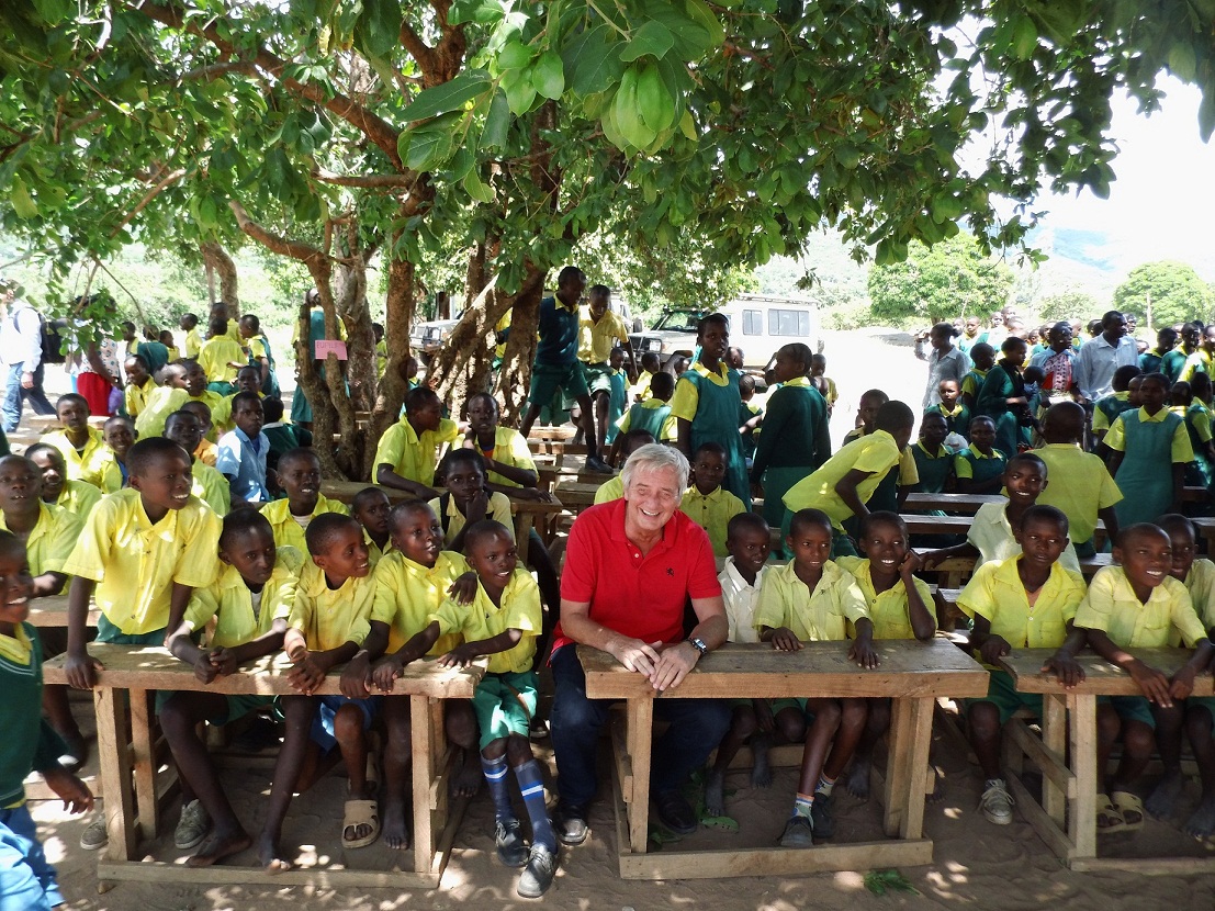 Reiner Meutsch mit Kindern der Schule in Lulamba