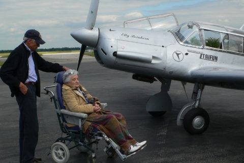 Elly Beinhorn vor der nach ihr benannten Me 108 Taifun an ihrem 100. Geburtstag