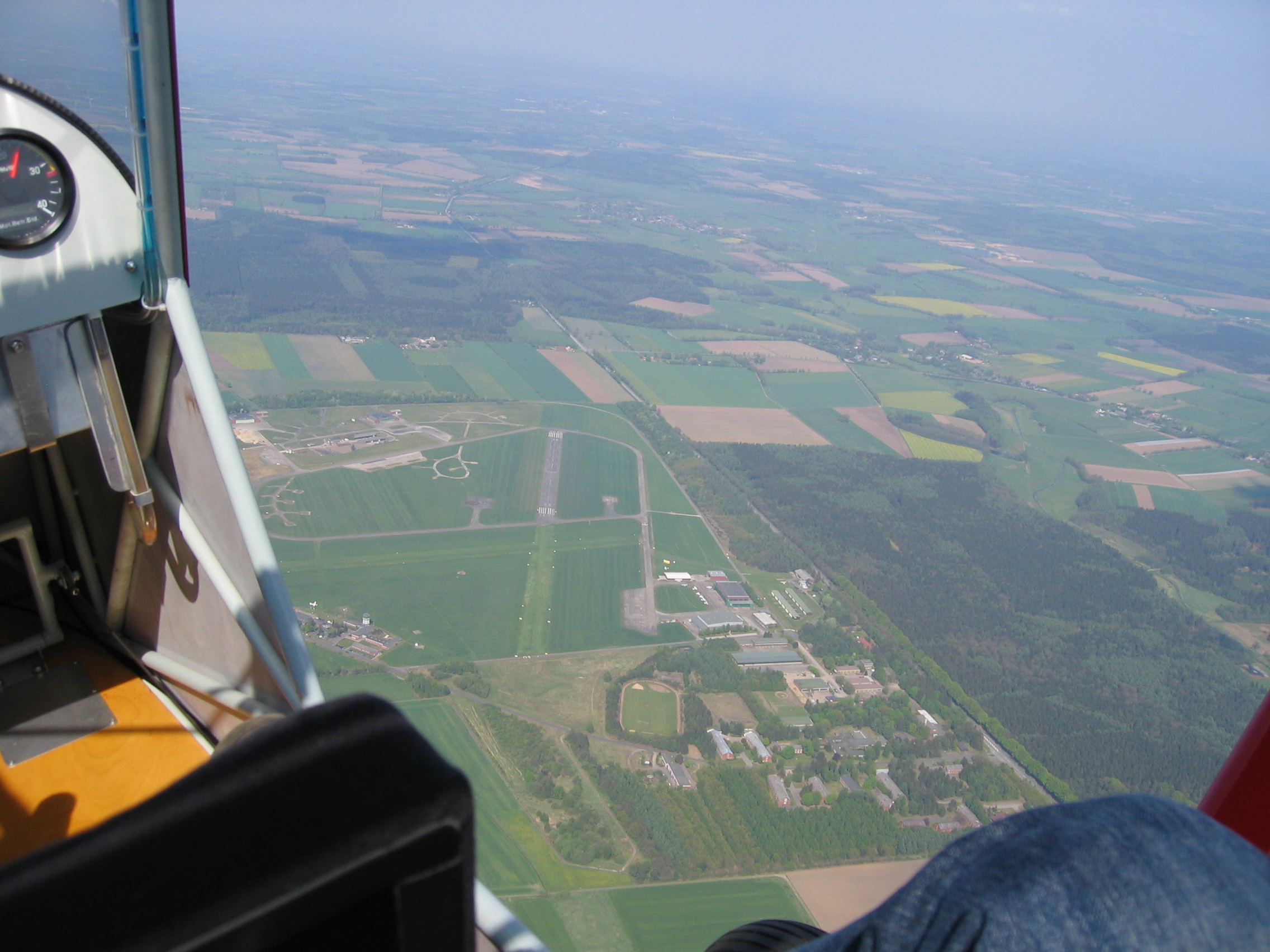 Erstflug bei Traumwetter: mit offener Tür über dem Flugplatz »Hungriger Wolf«, wo das Flugzeug größtenteils entstand