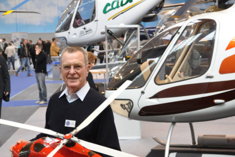 AERO 2012, B5:Helikopter Hangar, Rolf Breitinger vom MFC-Friedrichshafen mit einem Modellhubschrauber