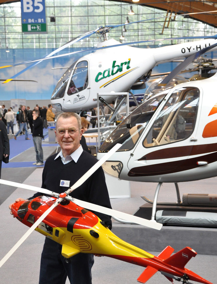 AERO 2012, B5:Helikopter Hangar, Rolf Breitinger vom MFC-Friedrichshafen mit einem Modellhubschrauber