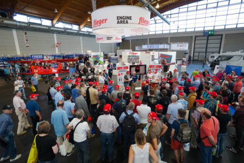 Full House auf der Verlosung der Gewinne, die durch die Nummern auf den roten Caps verlost werden - auch auf der AERO 2019