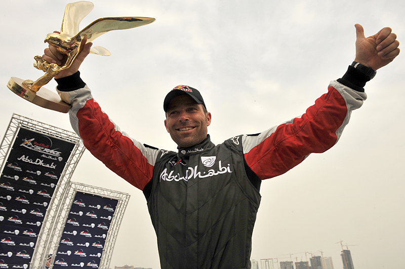 Die erste Trophäe ist gesichert: Hannes Arch in Abu Dhabi auf dem Sieger-Podium