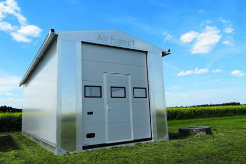 Heiligs Blechle: Kompakter UL-Hangar von Oberleitner