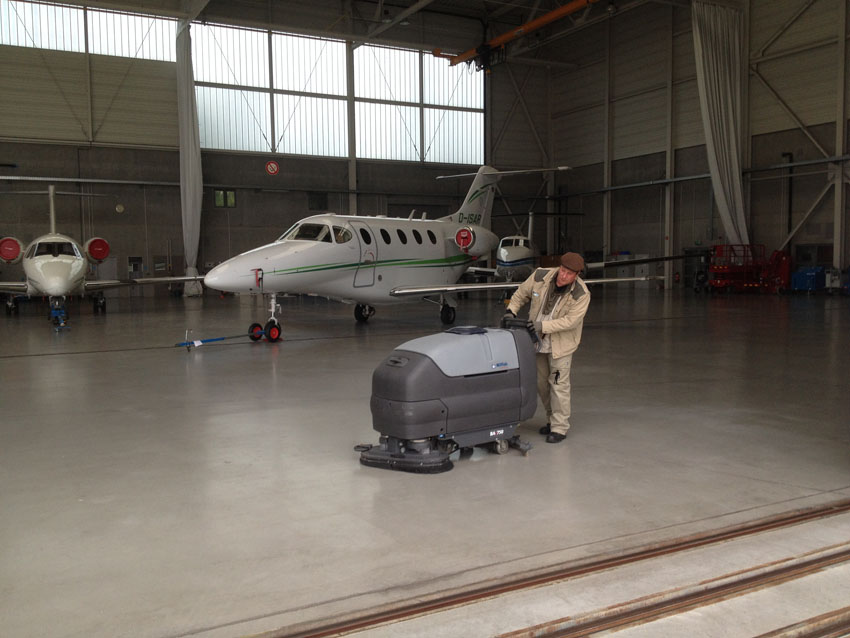 Alles sauber: Der Airtramper arbeitet für Unterkunft und Essen – und hofft auf den baldigen Weiterflug