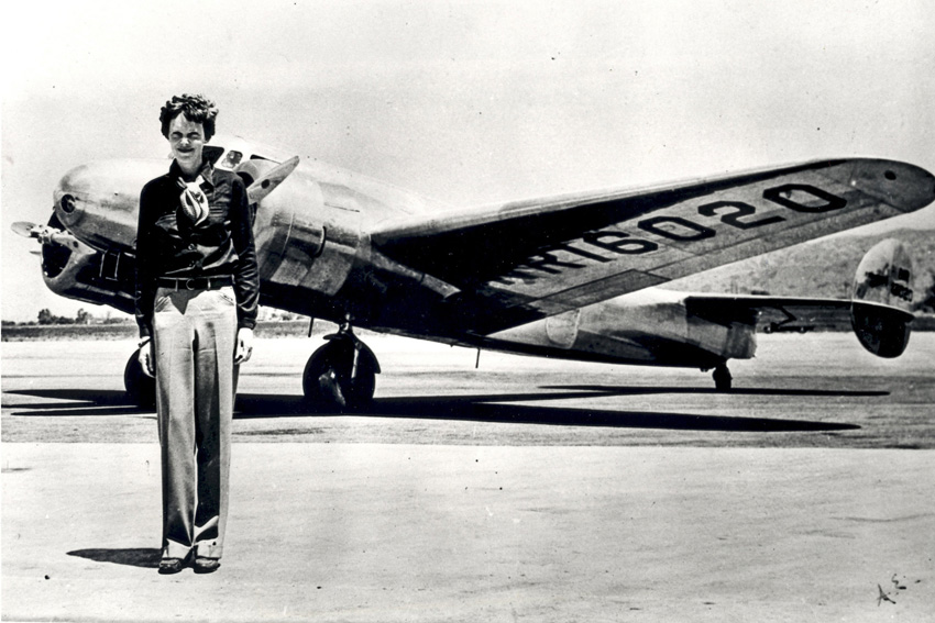 Seit 1937 verschollen: Amelia Earhart vor ihrer Lockheed Electra