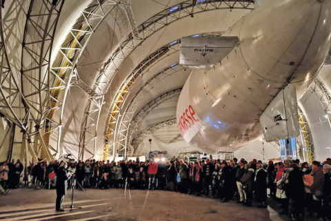 Viel Platz: Kunstausstellung im Luftschiffhangar der WDL-Reederei