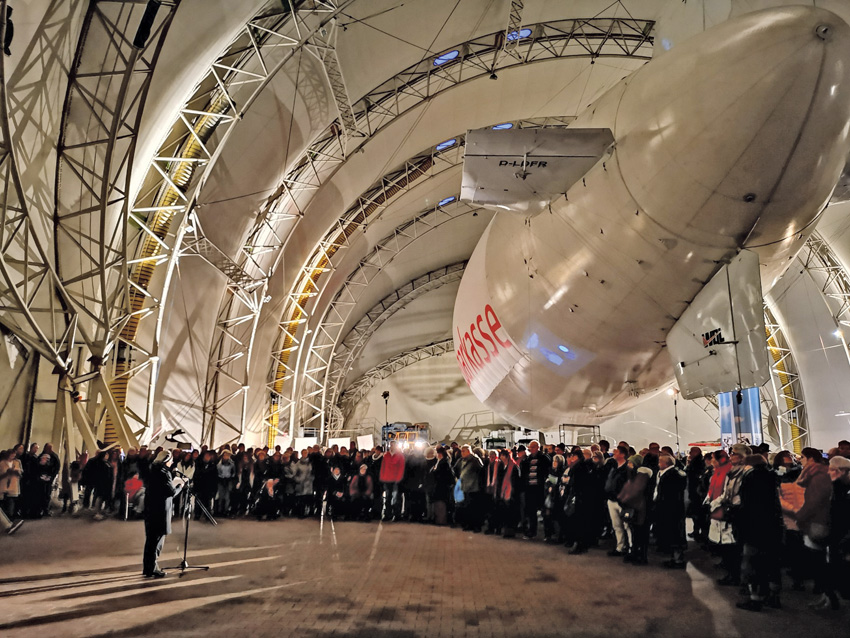 Viel Platz: Kunstausstellung im Luftschiffhangar der WDL-Reederei