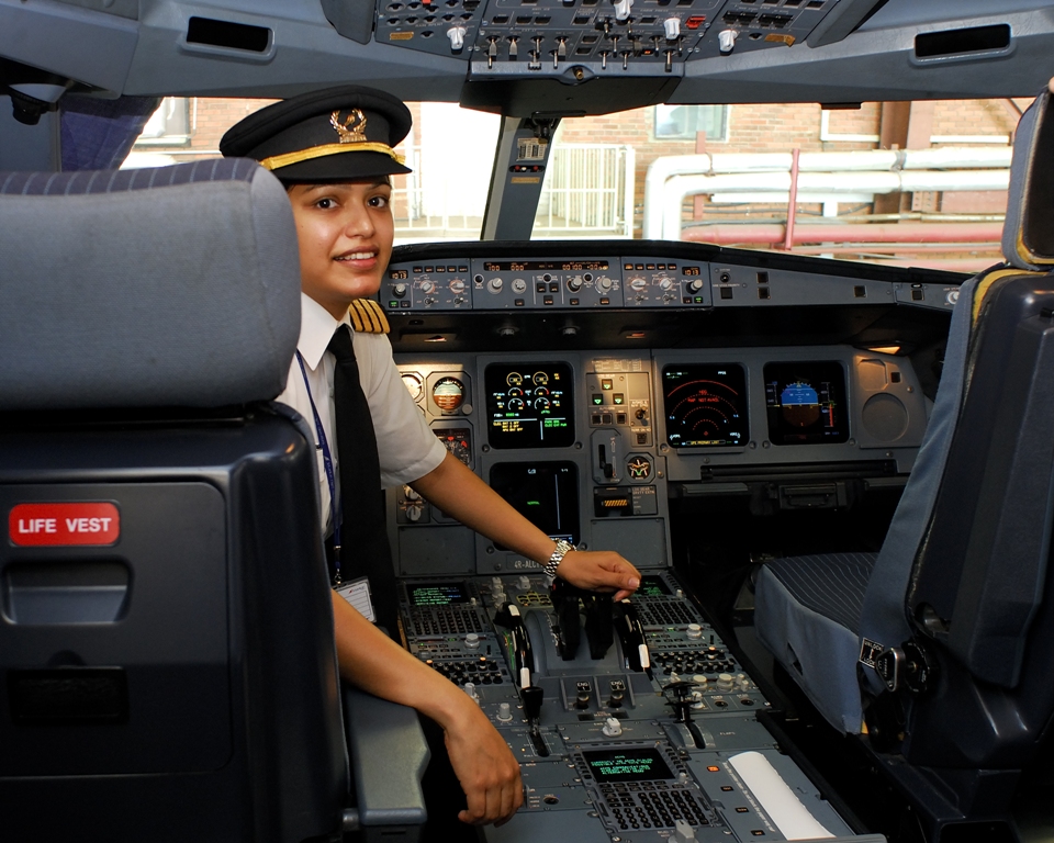 Flugkapitänin Anusha Siriratne im Cockpit eines SriLankan Airbus-Jets.