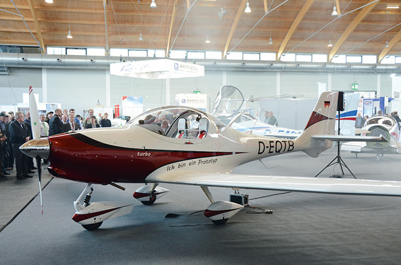 Aufgeladen: 2015 stellte Aquila auf der AERO seinen Zweisitzer mit Turbo-Motor vor