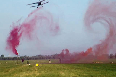 Sichtbar: Die Wirbelschleppen einer An-2 sind beim tiefen Überflug deutlich zu erkennen