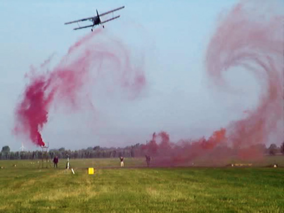 Sichtbar: Die Wirbelschleppen einer An-2 sind beim tiefen Überflug deutlich zu erkennen