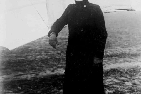 Élise Léontine Deroche, auch als Baronesse de Laroche bekannt, erhält am 8. März 1909 als erste Frau der Welt eine Motorfluglizenz