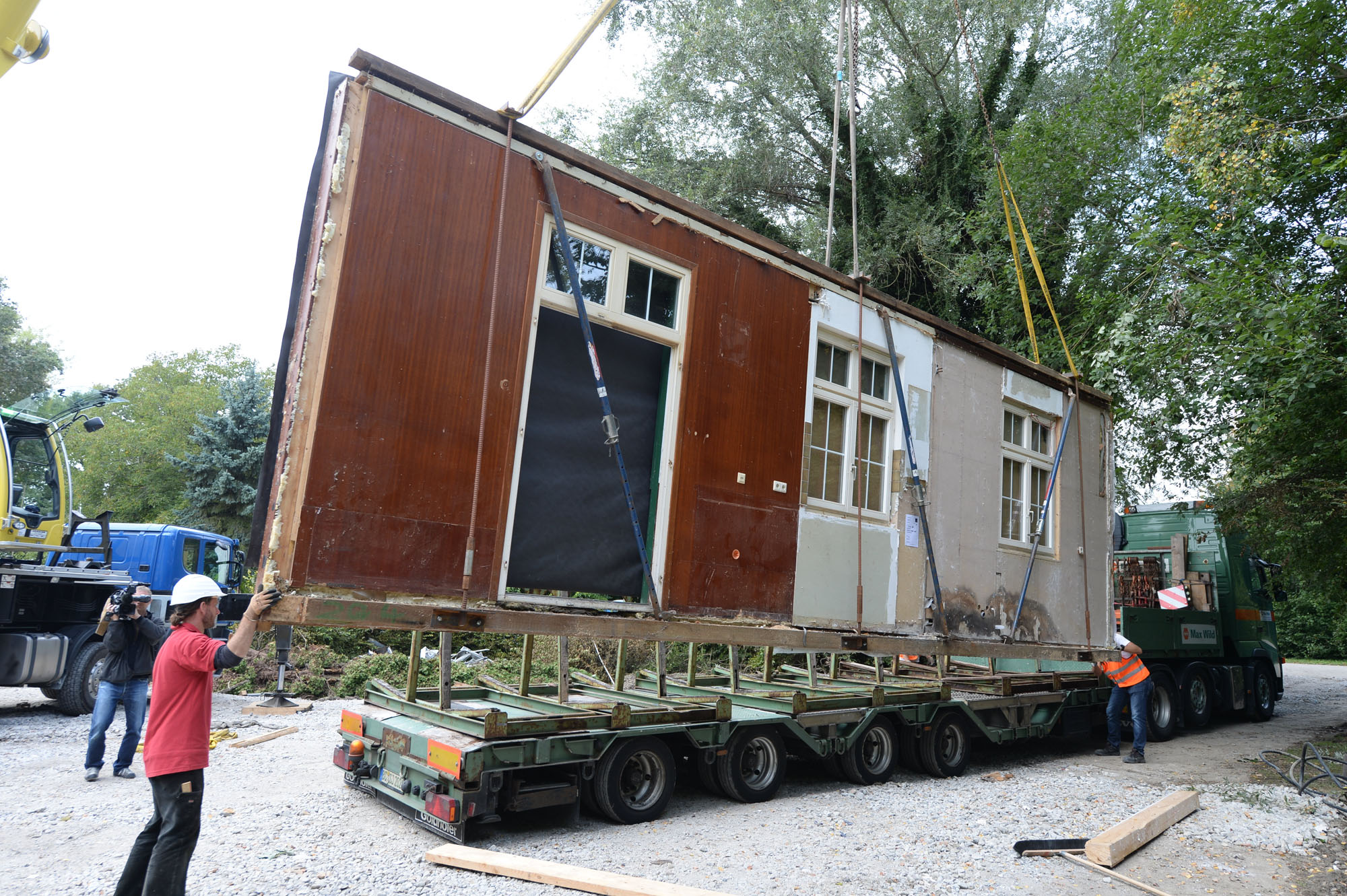 Teile der 100 Jahre alten Baracke werden zum Abtransport verladen