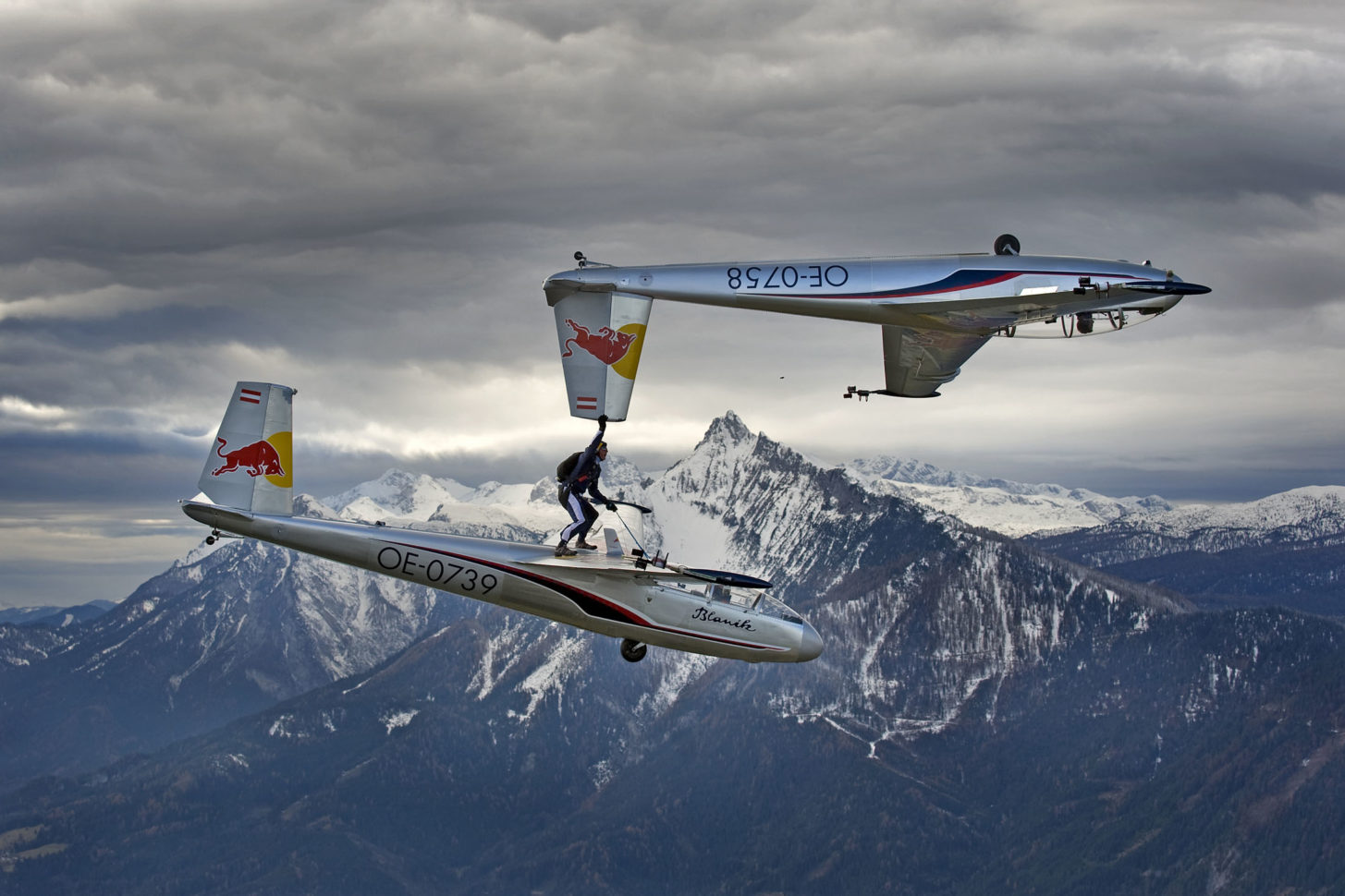 Blanix Stunt Connection: Im Spiegelflug schafft das Trio die „Connection“, bei der Paul Steiner beide Maschinen gleichzeitig berührt.