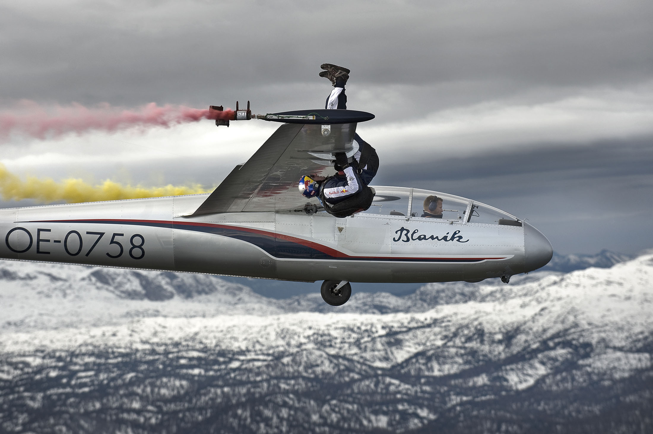 Blanix Stunt Rolle: Bei 130km/h hängt er sich per Rolle vorwärts unter den Flügel.