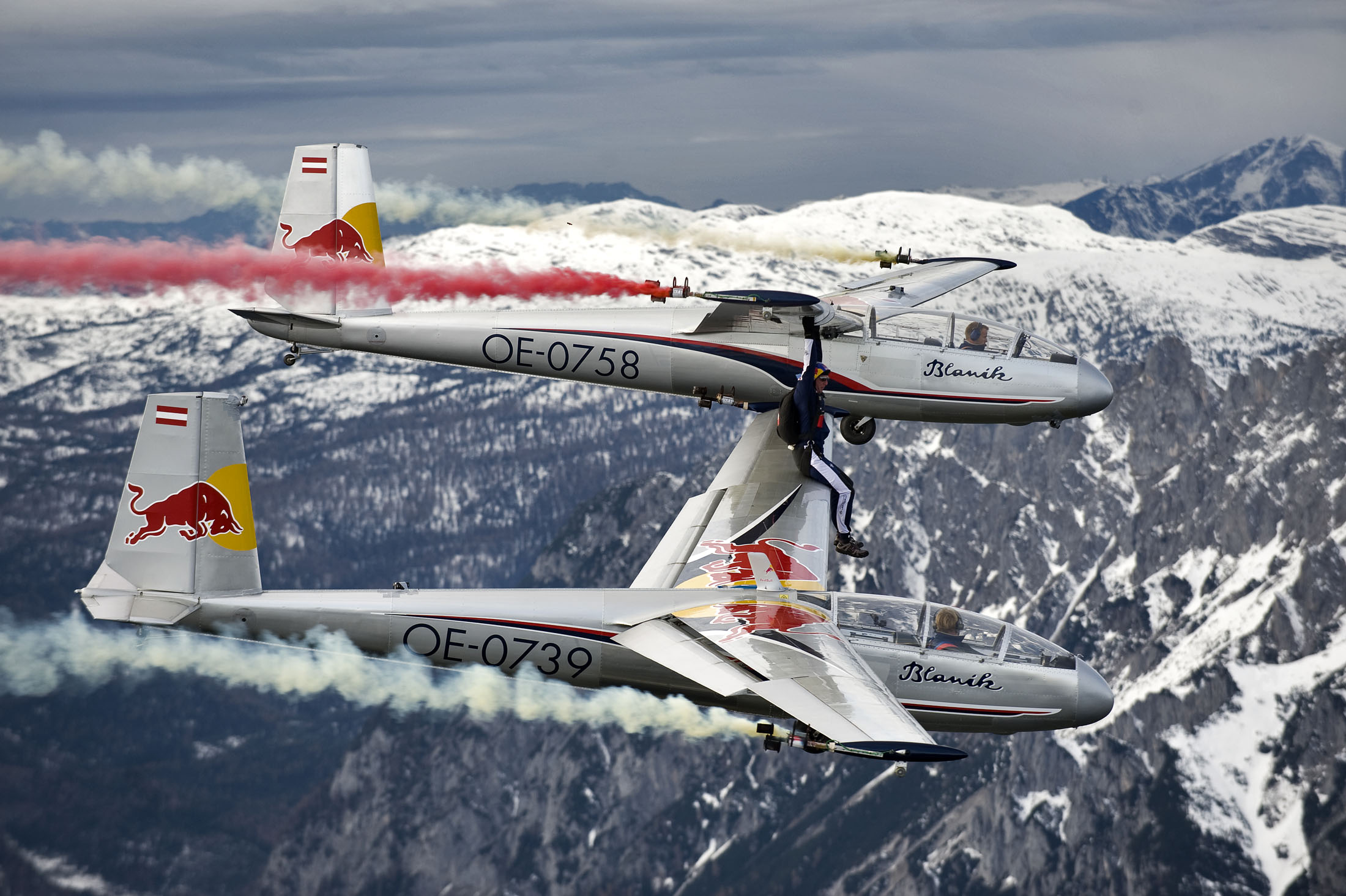 Blanix Stunt Umstieg: In Millimeterarbeit nähern sich die beiden Piloten an, der Umstieg gelingt.