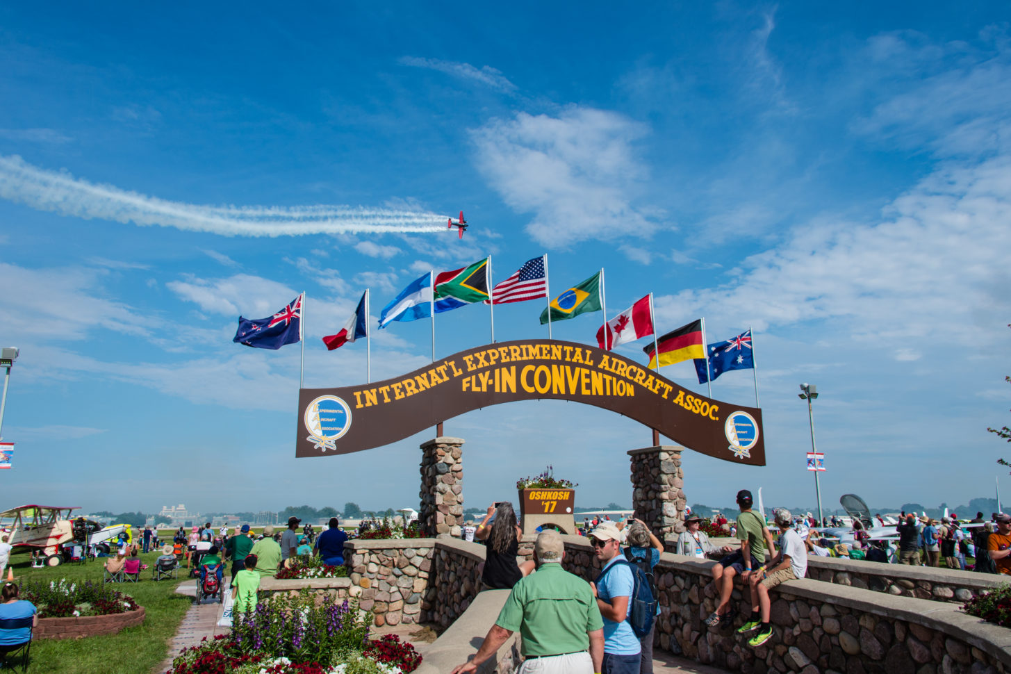 Der Torbogen zur Airshow mit Kunstflieger Matt Younkin