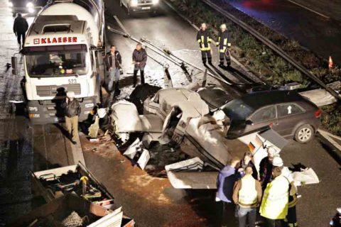 Bruch: Die Piper Seneca stürzte in den Gegenverkehr der zur Unfallzeit stark befahrenen Autobahn A52.
