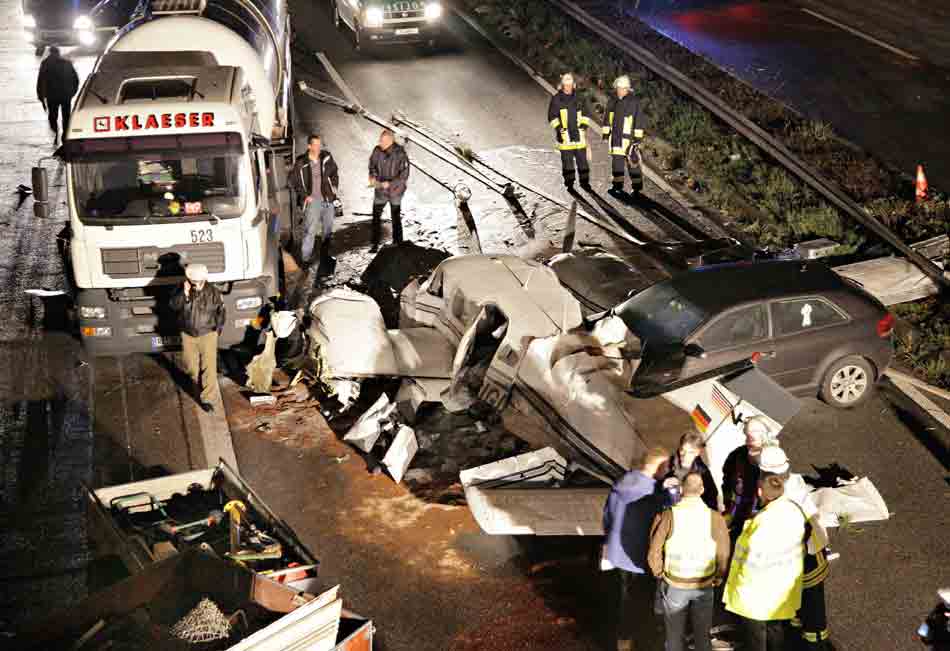 Bruch: Die Piper Seneca stürzte in den Gegenverkehr der zur Unfallzeit stark befahrenen Autobahn A52.