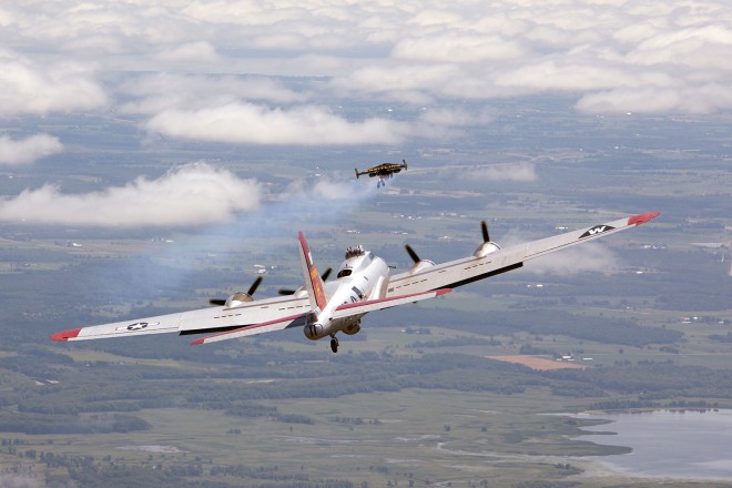 Breitlings Jetman Yves Rossy in Formation mit einer B-17 über Oshkosh