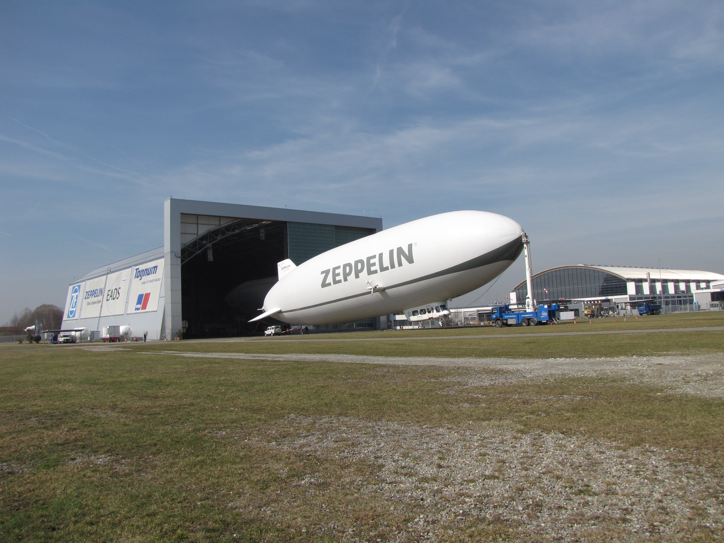 Zeppelin NT beim Einhallen nach 24-Stunden-Flug