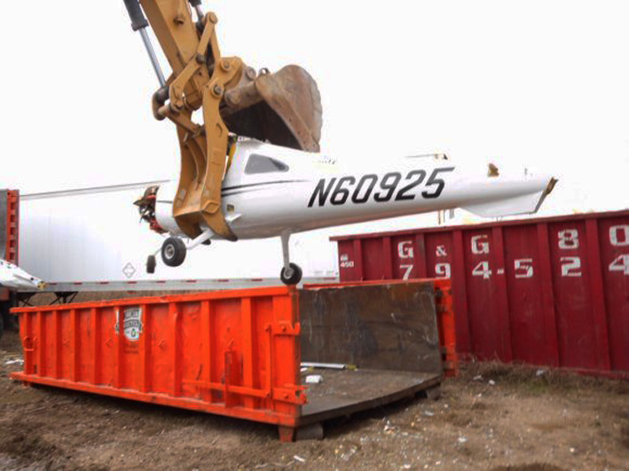 Das tut weh: Skycatcher auf dem Weg in den Müllcontainer