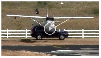 Verkehrsunfall: Beim Landen kollidiert diese Cessna mit einem Geländewagen
