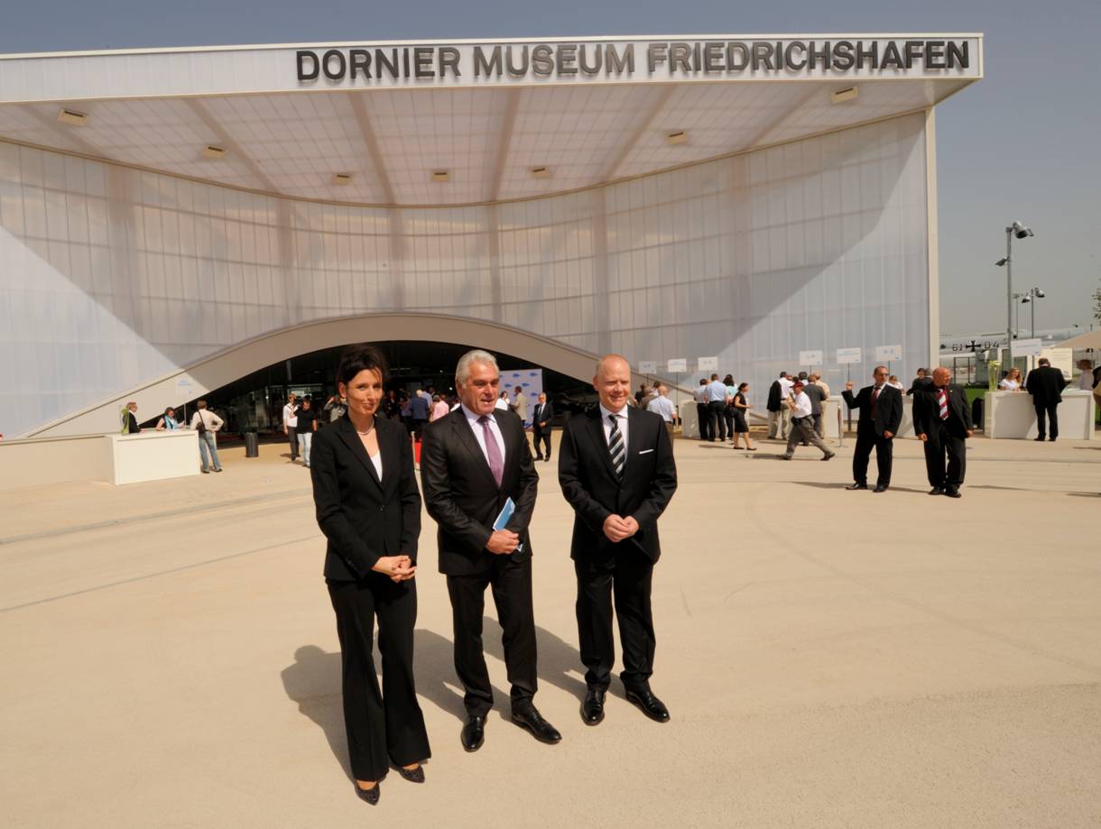 Christina Becker, Heribert Lech und Cornelius Dornier vor dem Museum