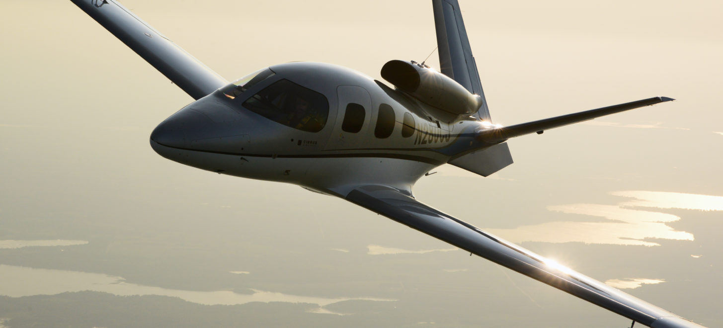 Cirrus fliegt Finale Version vom Vision Jet