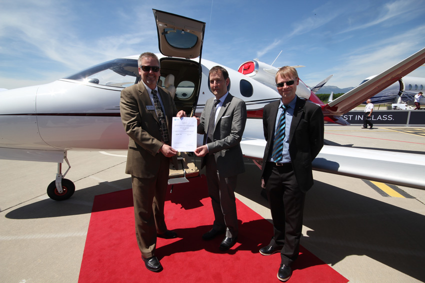Amtlich: Cirrus-Chef Dale Klapmeier (links) erhält von den EASA-Mitarbeitern Steve Higgins (Mitte) und Ralph Menzel die Zulassungsurkunde