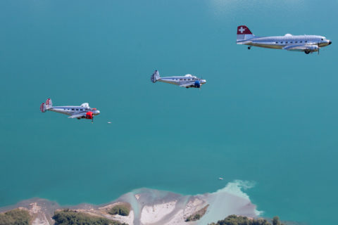 Seltener Anblick: gleich zwei Beech 18 in Formation mit einer DC-3