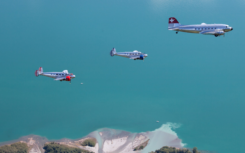 Seltener Anblick: gleich zwei Beech 18 in Formation mit einer DC-3