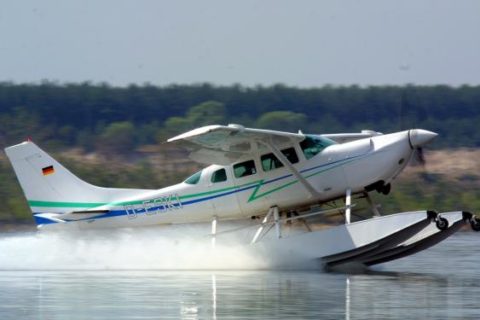 Eine Cessna 206 Soloy der Firma Clipper Aviation