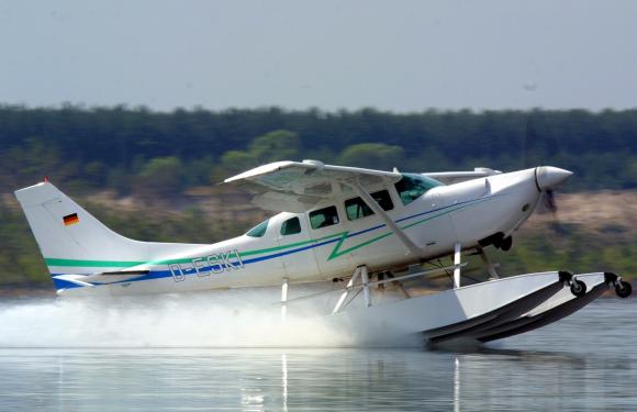 Eine Cessna 206 Soloy der Firma Clipper Aviation