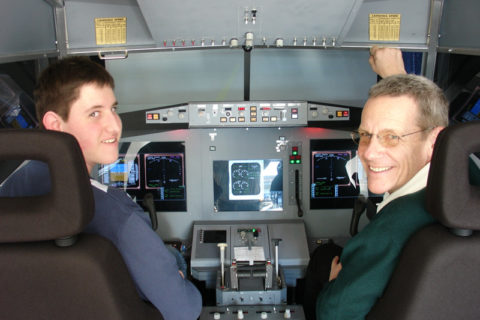 Für die Ausbildung stehen neben den Flugsimulatoren die modernsten verfügbaren und perfekt gewarteten Cirrus Maschinen vom Typ SR22 und SR20 zur Verfügung