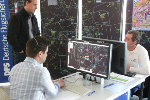 Viel zu tun: Ein Pilot beim Testen des FIS-Simulators