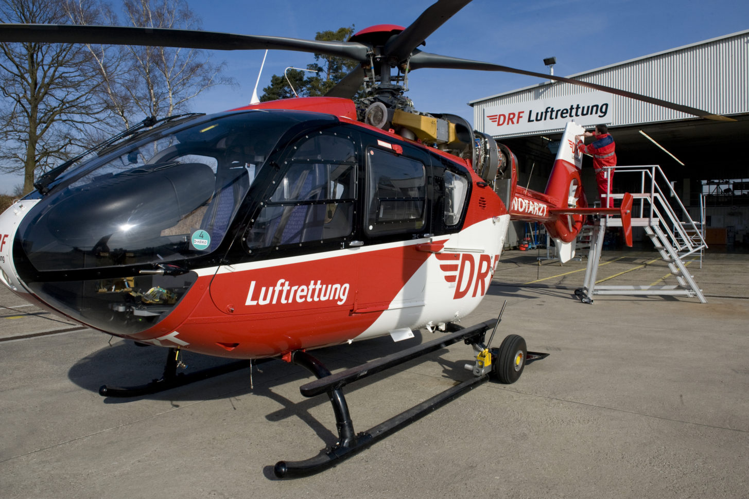 Operation-Center der DRF Luftrettung: ein Techniker bei der Arbeit an einem Hubschrauber der DRF Luftrettung