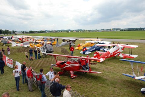 Kunstflugmaschinen zweier Generationen: Die Pitts (vorne) und Bücker im Hintergrund