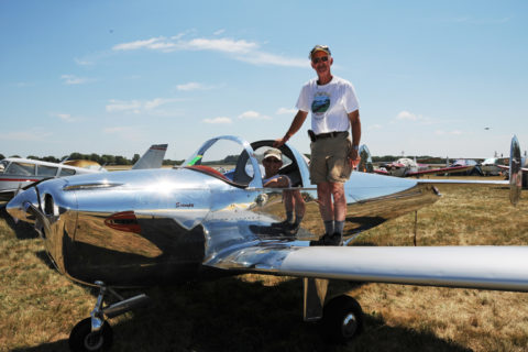 Stolz steht Syd Cohen auf seiner Ercoupe 415D