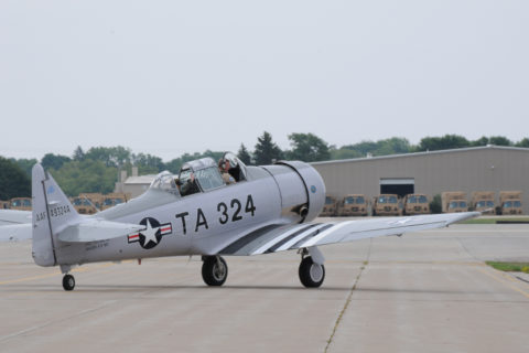 Die T-6 Military Trainer auf ihrem Weg zum Rollfeld
