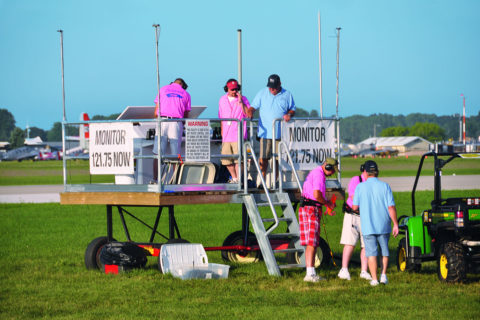 Controller im Pink Shirt in Oshkosh