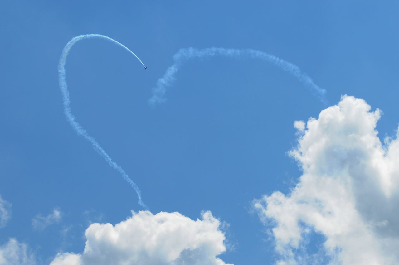 Klaus Schrodt zaubert mit seiner Extra 330 S zum Flugtag 2008 ein Herz in den Himmel Oehna /Zellendorf .