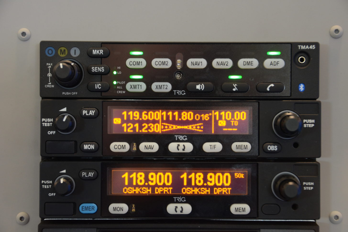 Das neue Slimline-Nav/Com TX56 von Trig Avionics (Mitte)